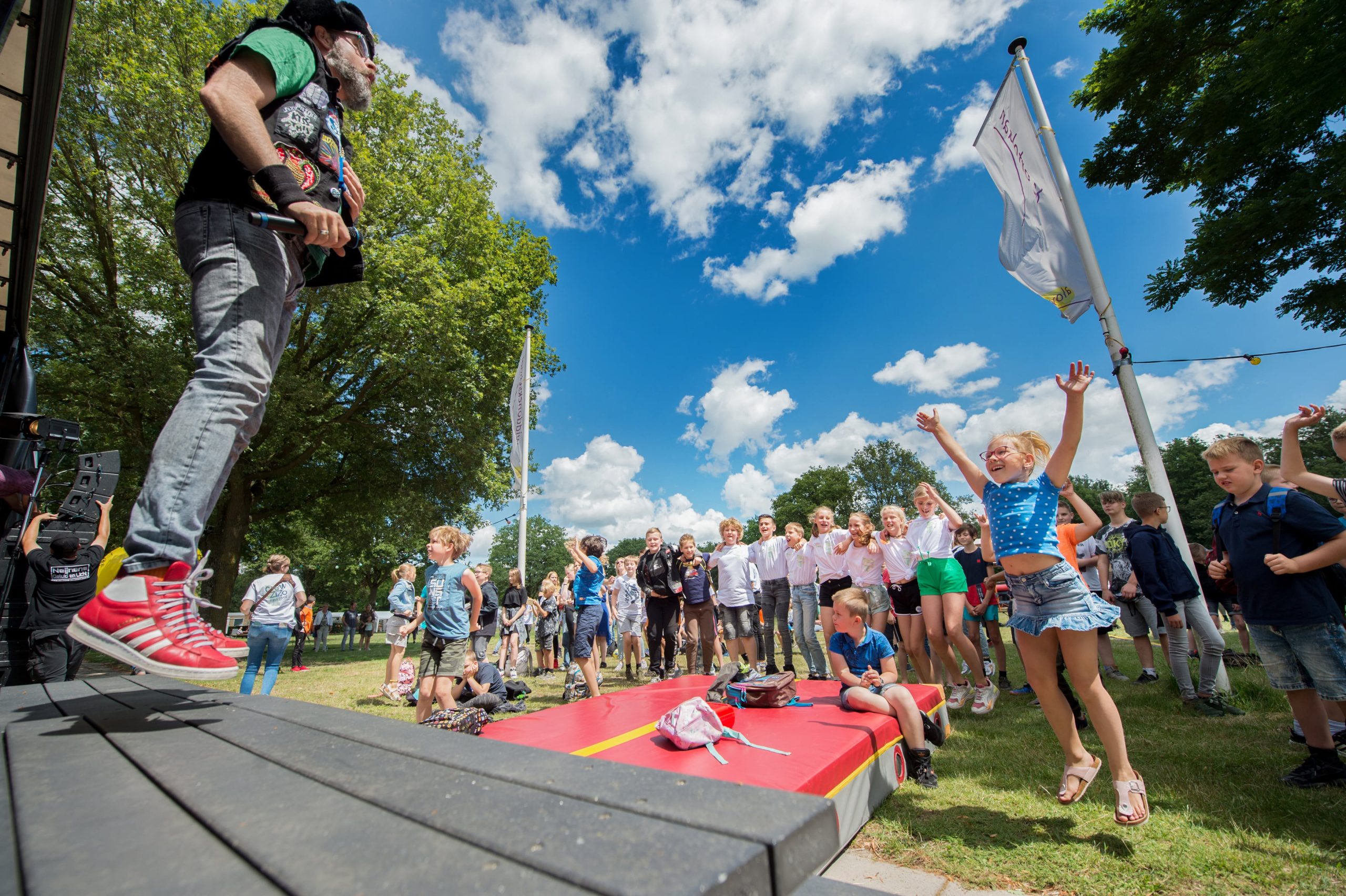 Vrolijke springende mensen op het ZiZo festival